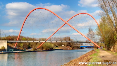 Fußgänger-Doppelbogenbrücke über den Rhein-Herne-Kanal.