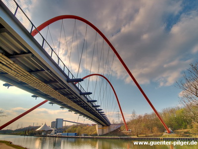 Fußgänger-Doppelbogenbrücke über den Rhein-Herne-Kanal.