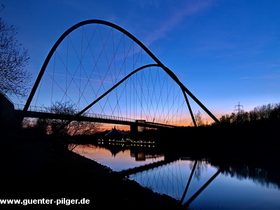 Fußgänger-Doppelbogenbrücke über den Rhein-Herne-Kanal.