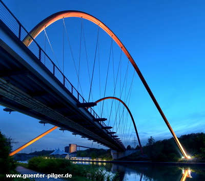 Doppelbogenbrücke bei nächtlicher Beleuchtung