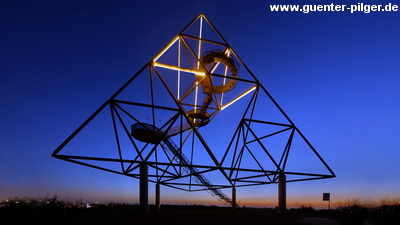 Tetraeder bei Nacht vom Alpincenter aus gesehen