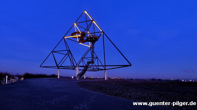 Tetraeder mit nächlicher Beleuchtung