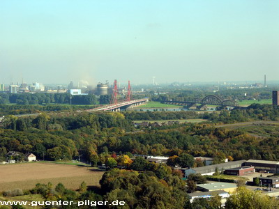 Rhein mit der Autobahnbrücke der A42