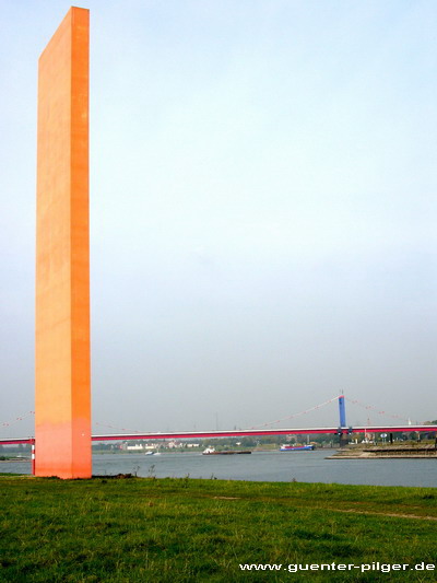Die Ruhr, hinten die Friedrich-Ebert-Brücke