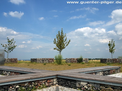 Der Gipfelplatz mit liegendem Kreuz