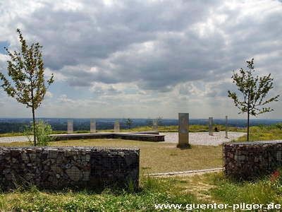 Der Gipfelplatz mit liegendem Kreuz