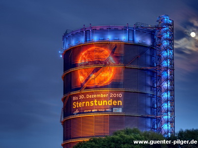 Gasometer bei Nacht