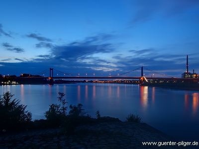 Friedrich-Ebert-Brücke Duisburg bei Nacht