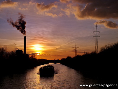 Sonnenuntergang in Oberhausen am Rhein-Herne-Kanal