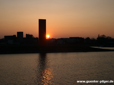 Sonnenuntergang in Duisburg an der Ruhrmündung / Rheinorange