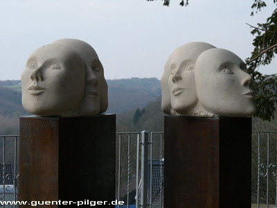 Skulpturen im Außenbereich der Burg